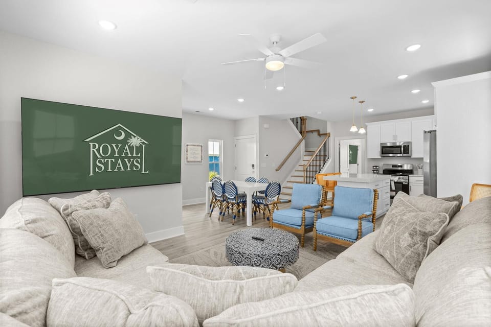 House, Multiple Beds (Blue Horizon-2.5 Blocks to Ocean-Pet ) | Living area