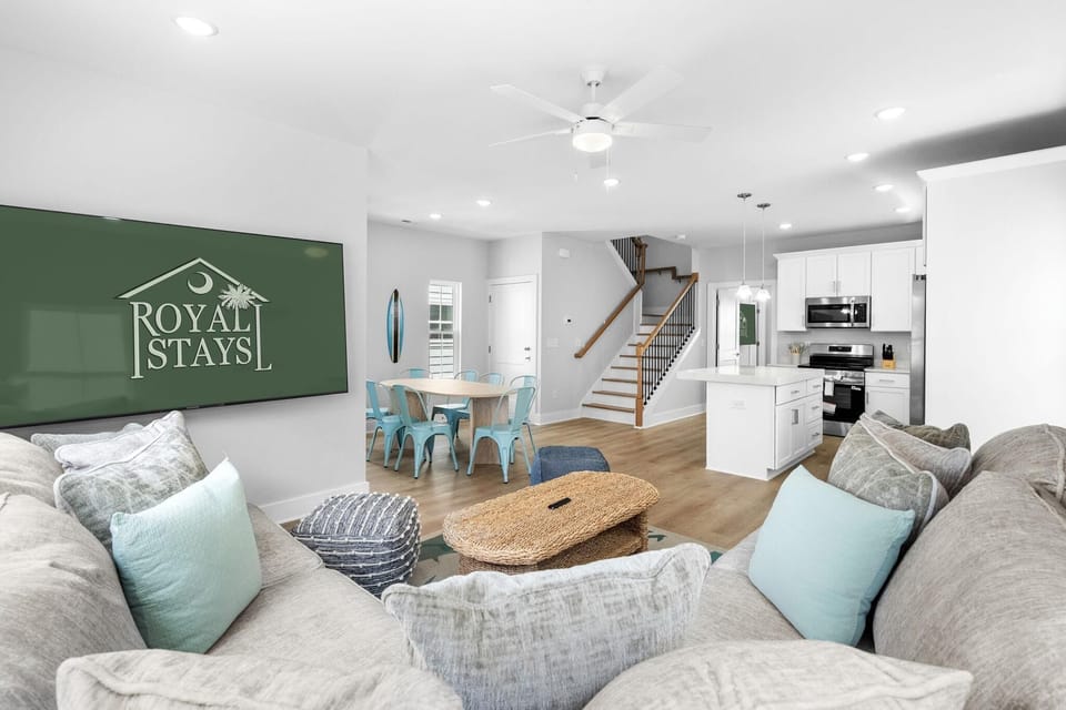 House, Multiple Beds (Swell House-2.5 Blocks to Ocean-Pet F) | Living area