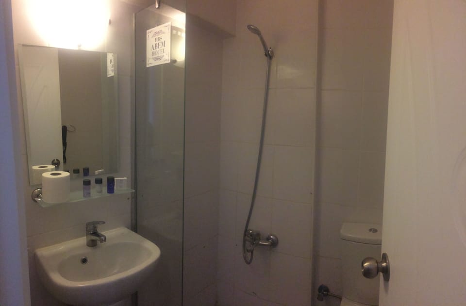 Shower, rainfall showerhead, free toiletries, hair dryer