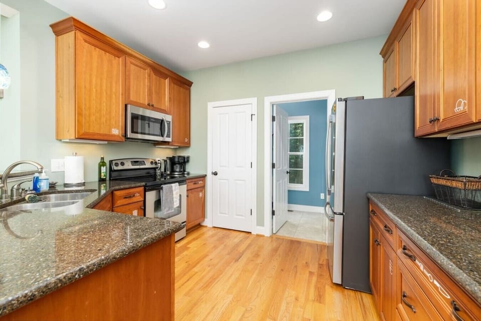 Fully Stocked Kitchen w/Stainless Steel Appliances