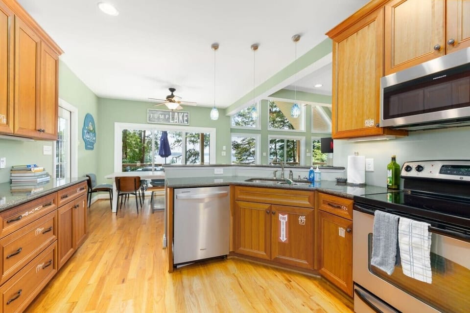 Fully Stocked Kitchen w/Stainless Steel Appliances