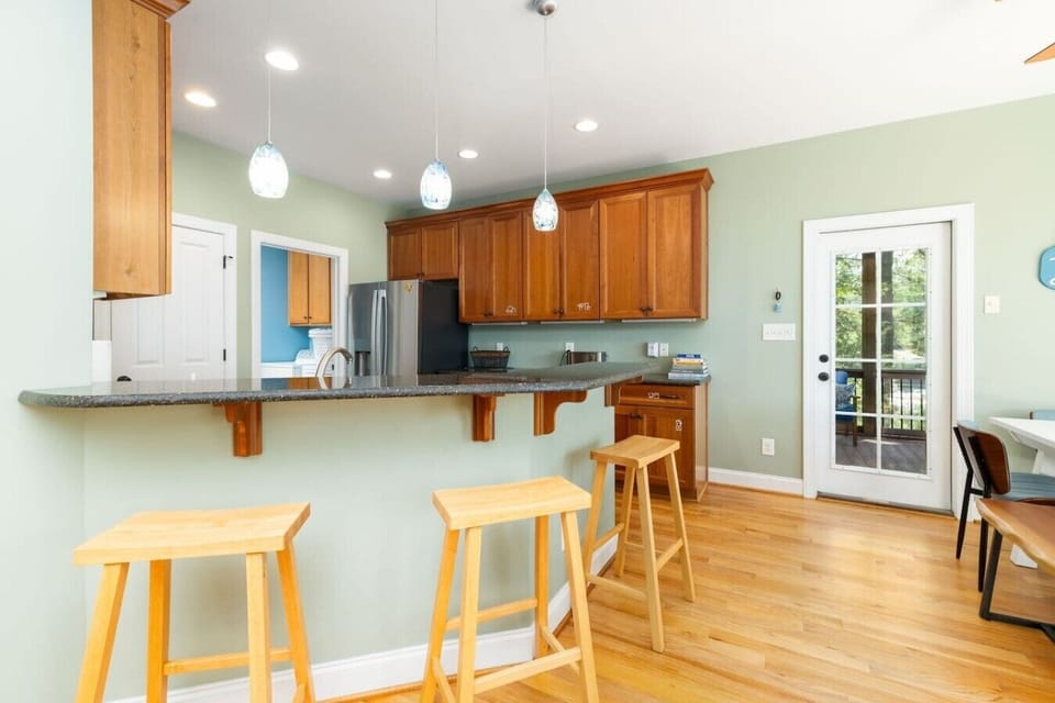 Fully Stocked Kitchen w/Stainless Steel Appliances