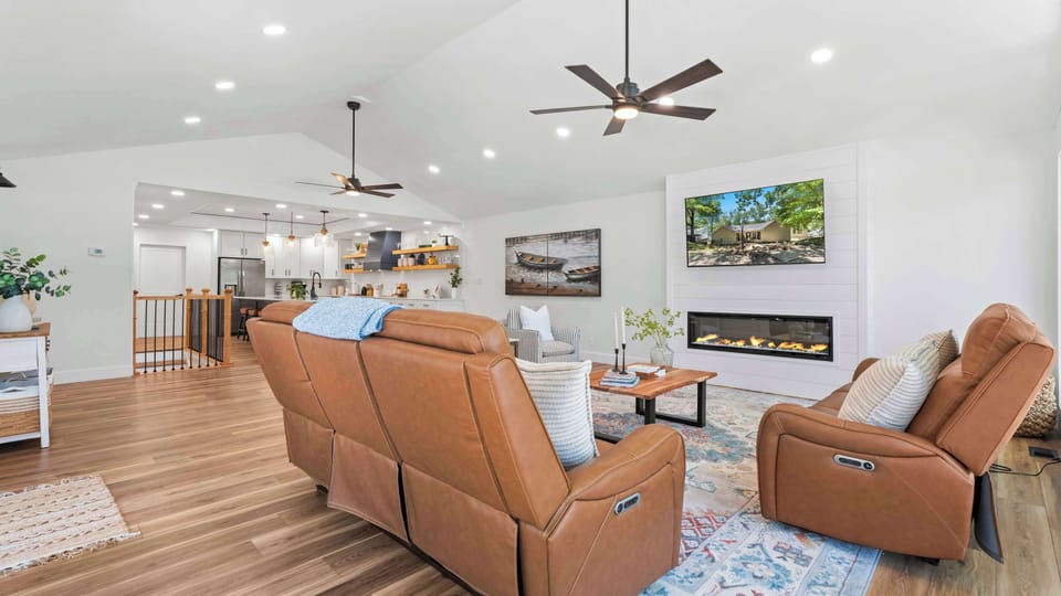 House, Multiple Beds (The Ozark Acre) | Living area