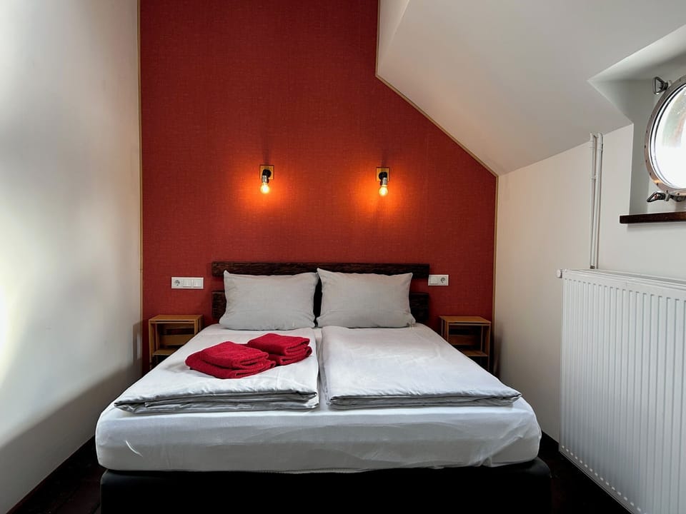 Double Room, River View | Soundproofing, iron/ironing board, WiFi (free)