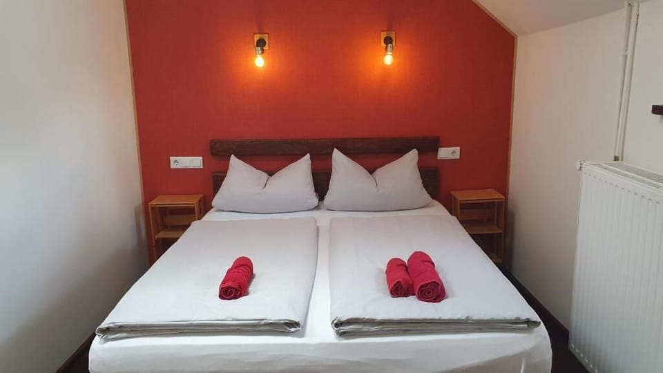 Double Room, River View | Soundproofing, iron/ironing board, WiFi (free)