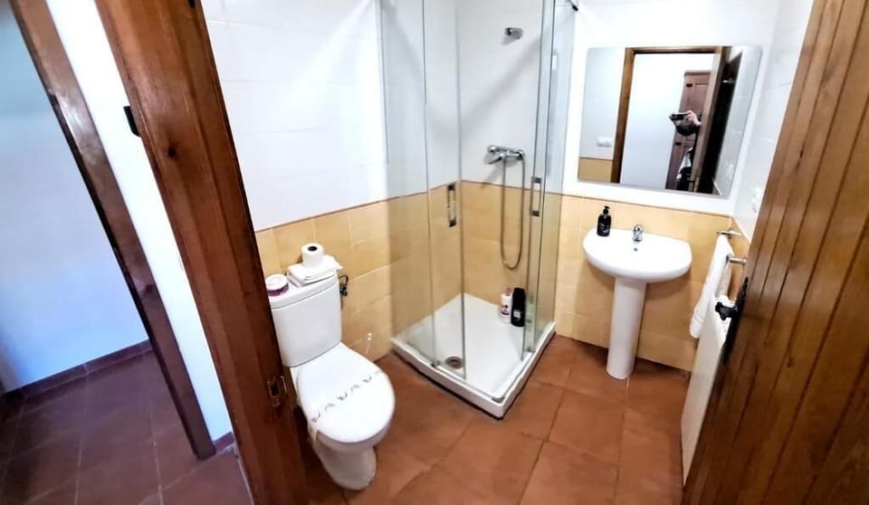 Double Room, 2 Twin Beds | Bathroom | Shower, free toiletries, hair dryer (on request), towels