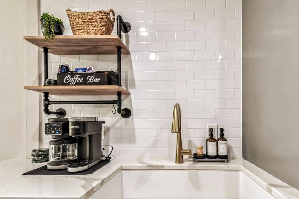 Keurig D-Duo Coffee Maker (single serve K-Cup and carafe coffee maker), coffee/tea bar (k-cups, ground coffee, disposable cups/lids, tea, Splenda).