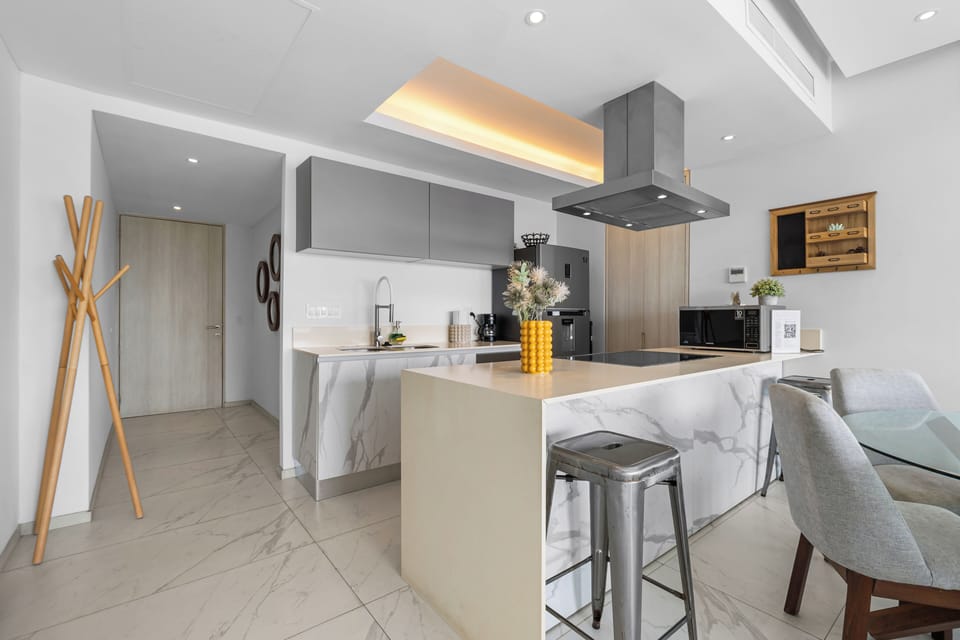 Luxury Apartment, Harbor View | Private kitchen