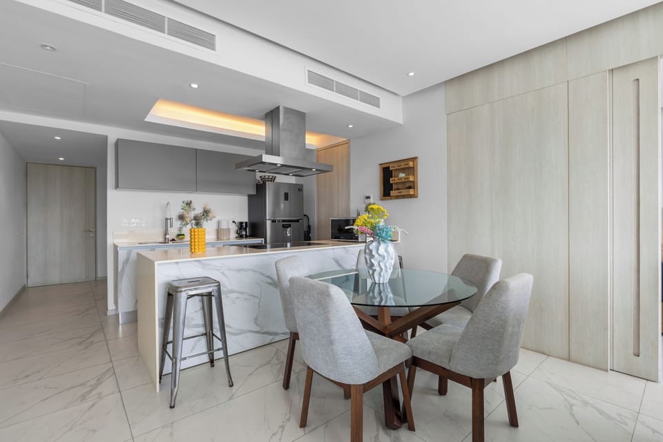 Luxury Apartment, Harbor View | Dining