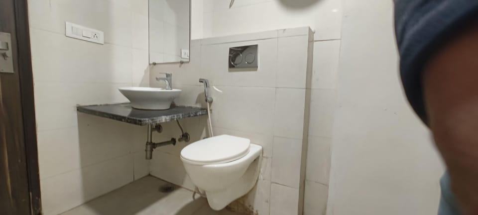 Towels, shampoo, toilet paper
