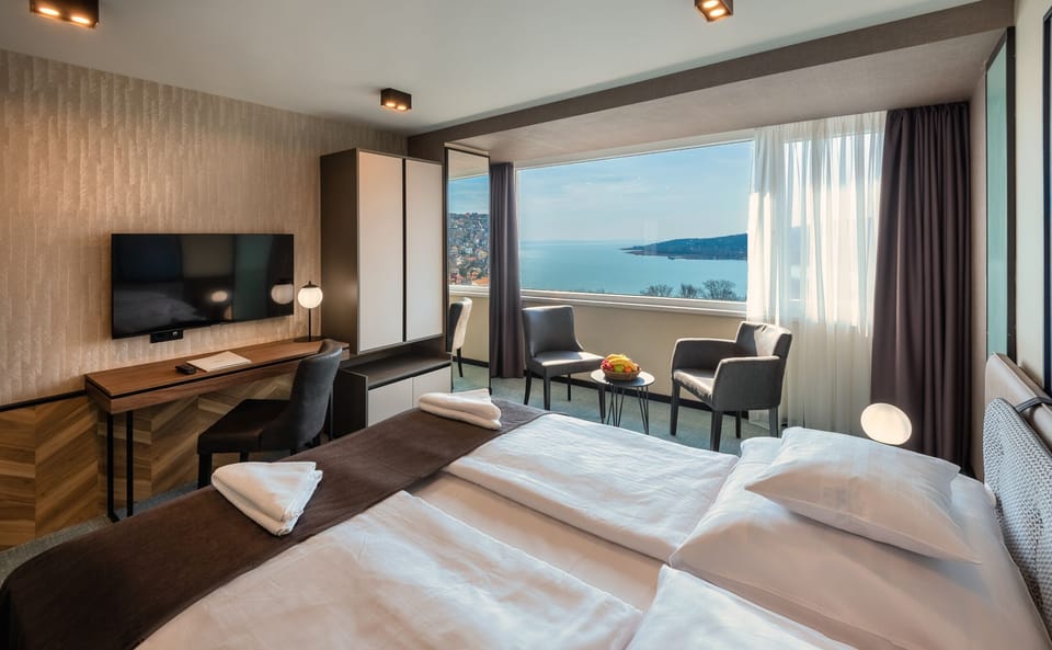 Panoramic Suite | Hypo-allergenic bedding, minibar, in-room safe, desk