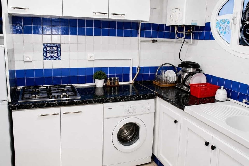 Full-size fridge, stovetop, cookware/dishes/utensils
