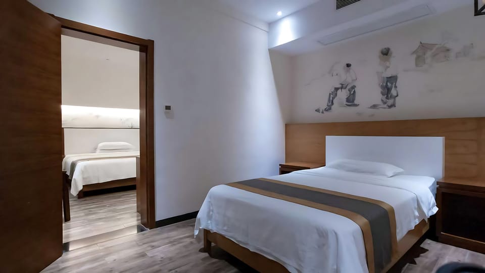 Family Twin Room | Down comforters, desk, blackout drapes, WiFi (free)