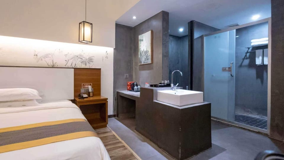 Standard Double Room | Bathroom | Shower, rainfall showerhead, free toiletries, hair dryer