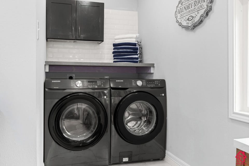 A full-size washer and dryer make longer stays, lake days, and traveling with kids a little easier.