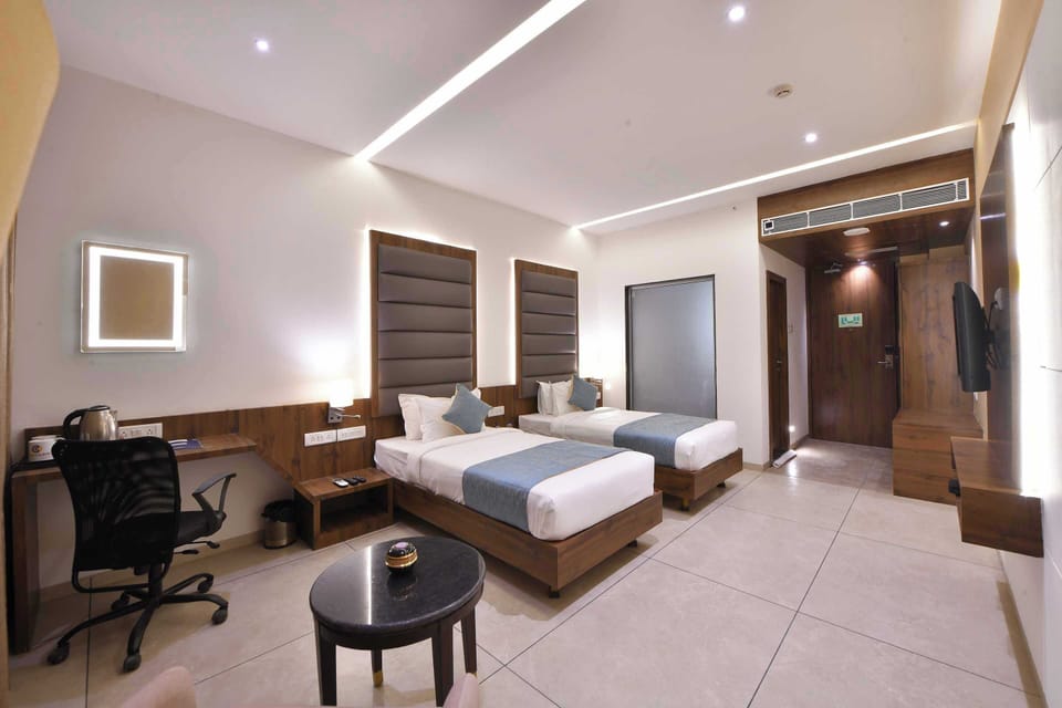 Club Room | Desk, WiFi (free), bed sheets