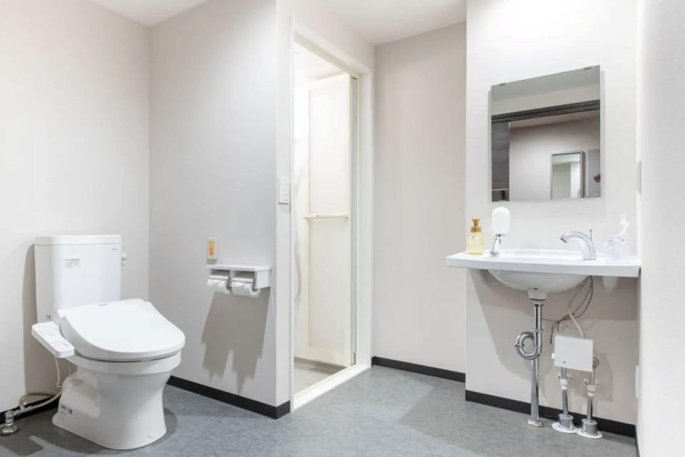 Double Room | Bathroom | Free toiletries, hair dryer, slippers, towels