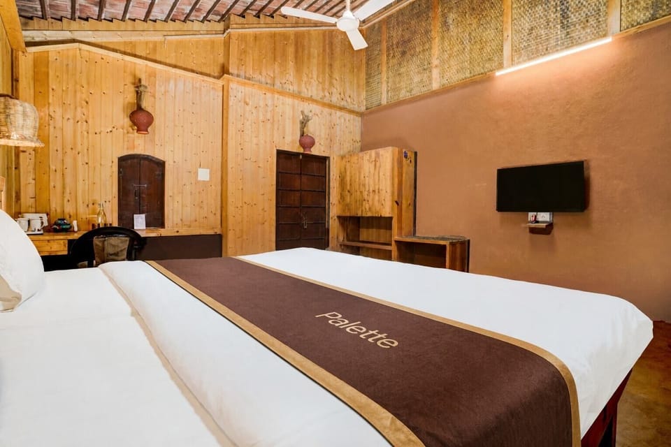 Luxury Cottage | Desk, WiFi (free), bed sheets