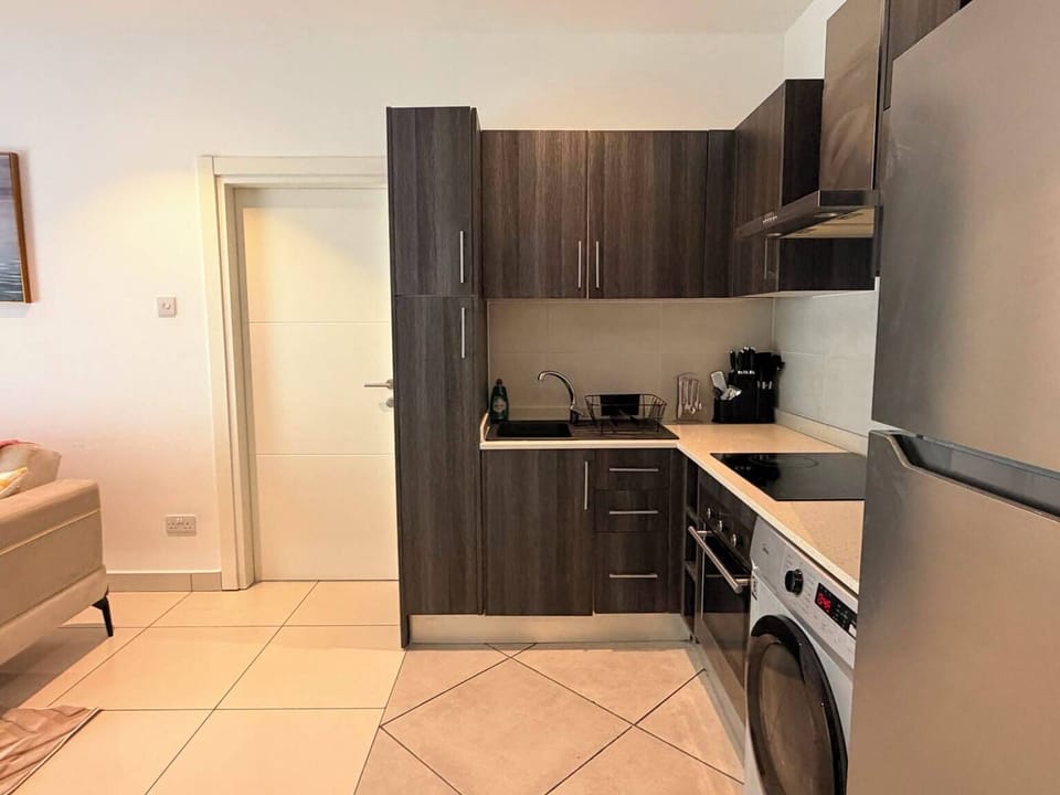 Apartment, City View | Private kitchen | Oven
