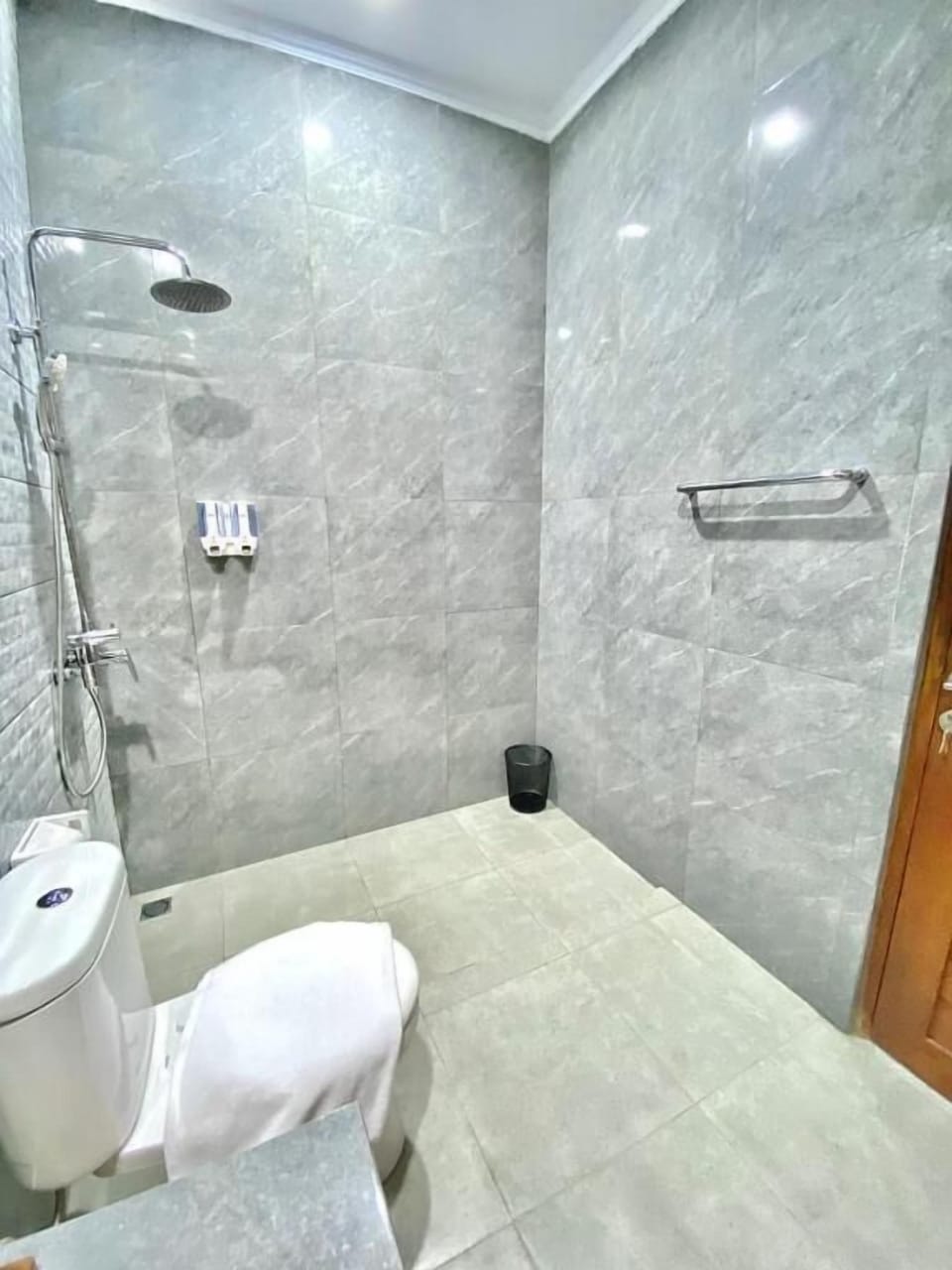 Deluxe Queen Room, Balcony, Pool View | Bathroom | Shower, rainfall showerhead, free toiletries, hair dryer