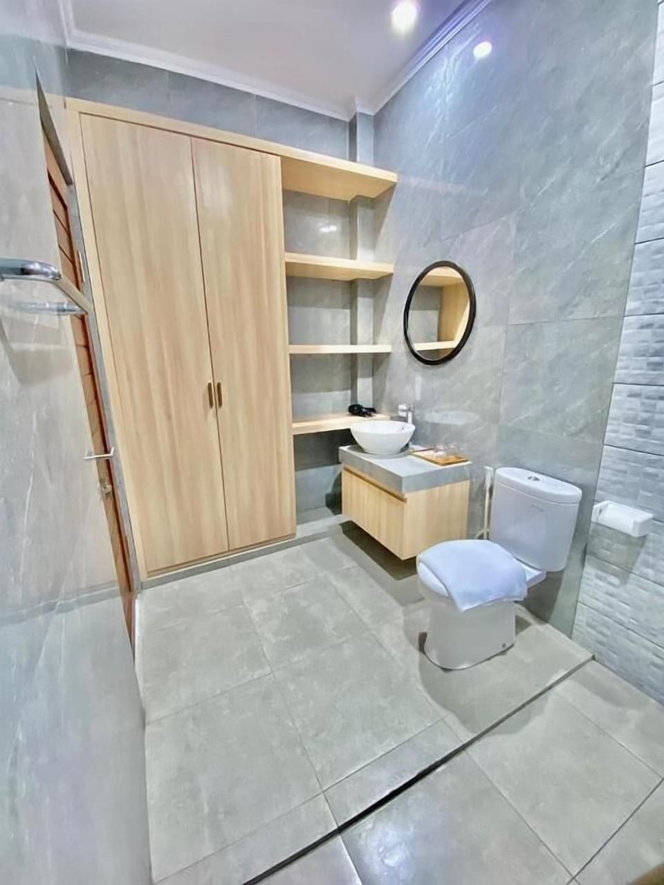Deluxe Queen Room, Balcony, Pool View | Bathroom | Shower, rainfall showerhead, free toiletries, hair dryer