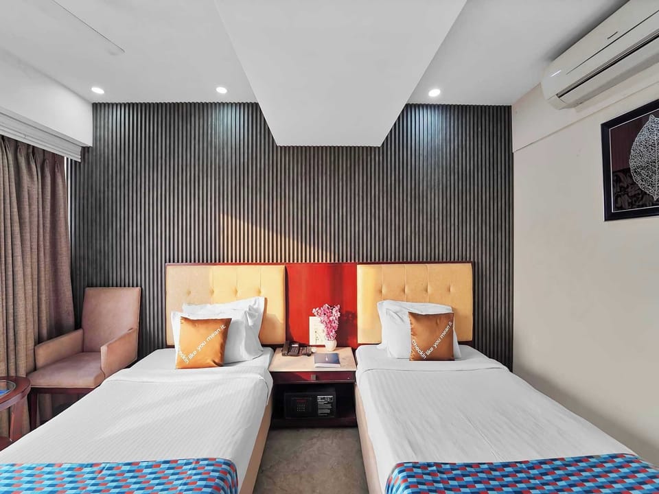 Executive Suite | Desk, WiFi (free), bed sheets
