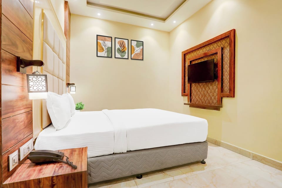Desk, WiFi (free), bed sheets