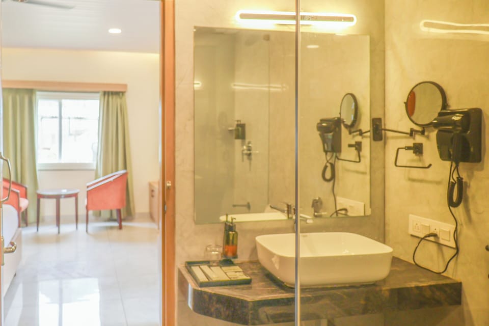 Comfort Studio Suite, Balcony, Mountain View | Bathroom | Hair dryer, slippers, towels, soap