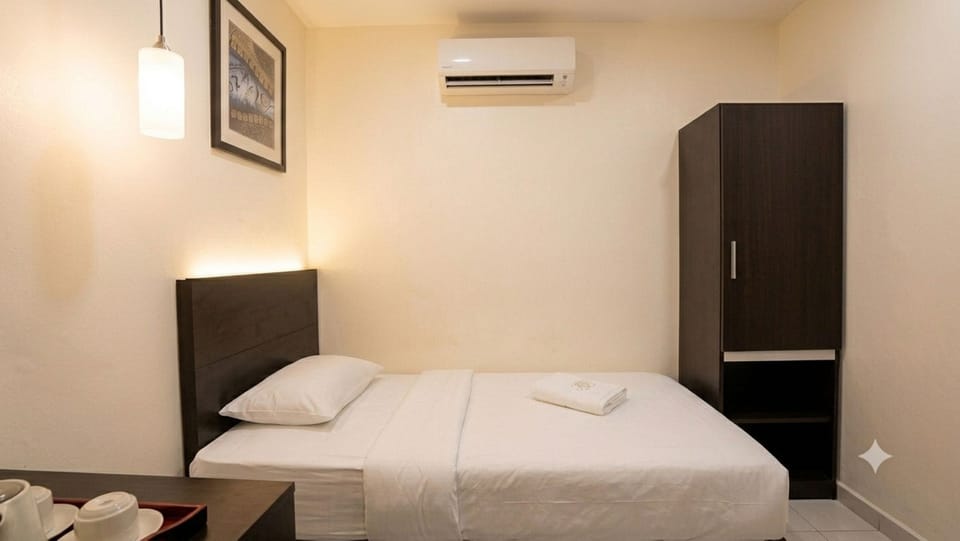 Classic Single Room | Desk, laptop workspace, WiFi (free), bed sheets