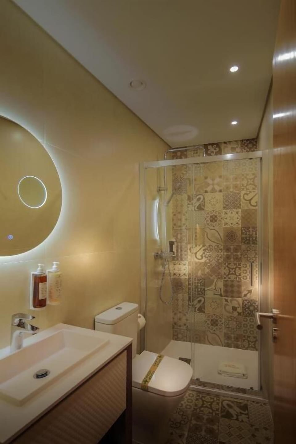 Deluxe Double Room, River View | Bathroom | Slippers