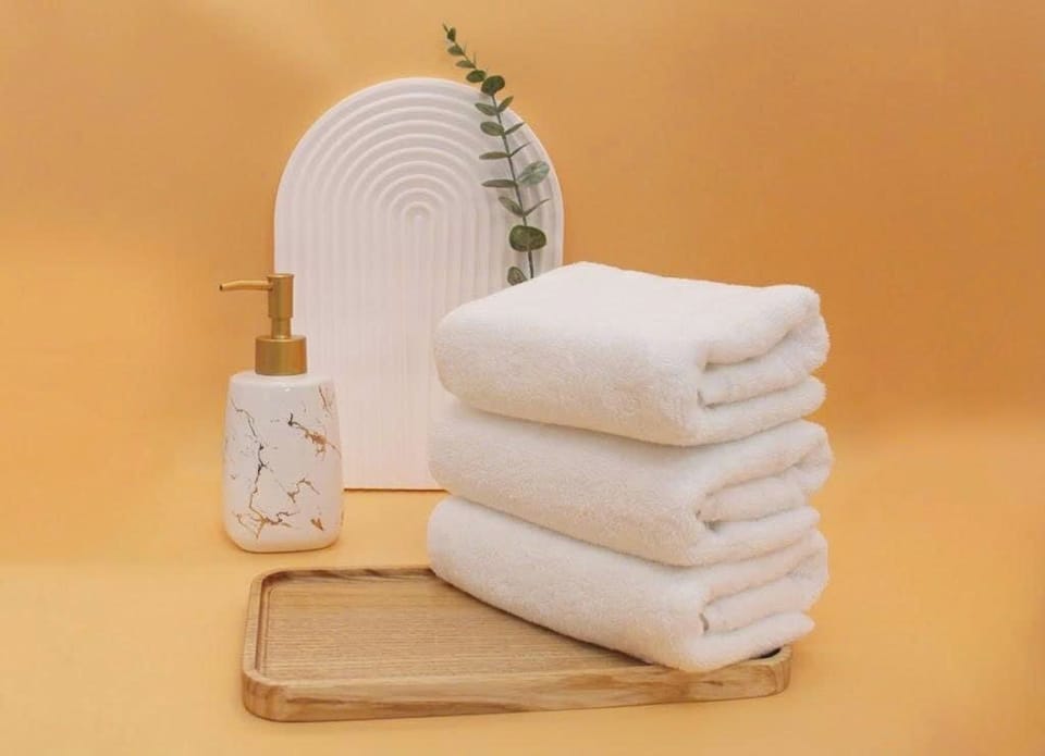 Room, 1 Twin Bed, Non Smoking | Bathroom amenities | Combined shower/tub, towels