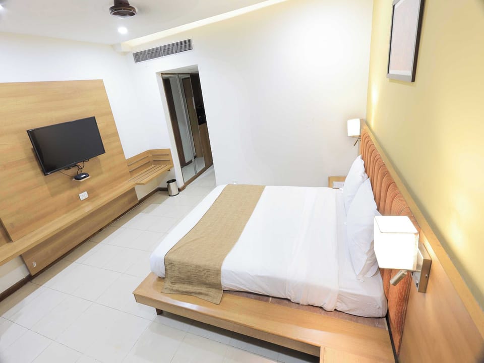 Premium bedding, memory foam beds, desk, WiFi (free)