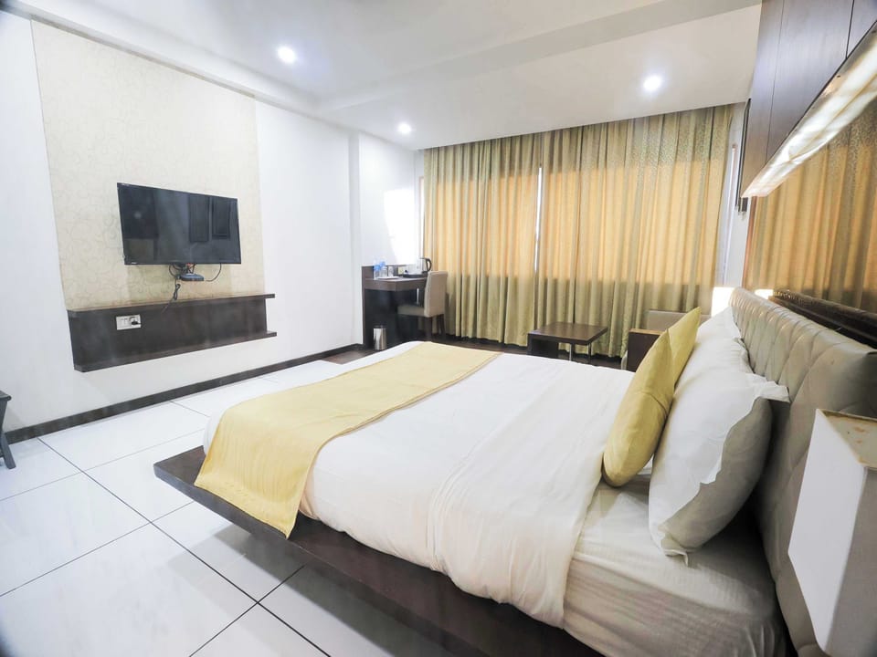Premium bedding, memory foam beds, desk, WiFi (free)