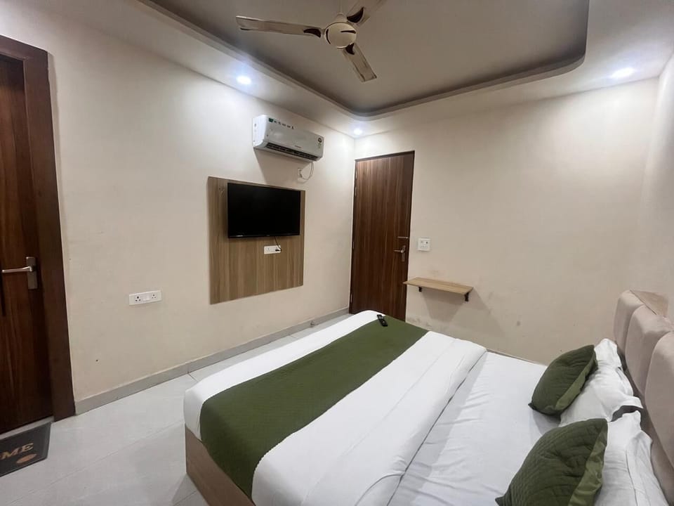 Deluxe Double or Twin Room, City View | Desk, laptop workspace, iron/ironing board, WiFi (free)