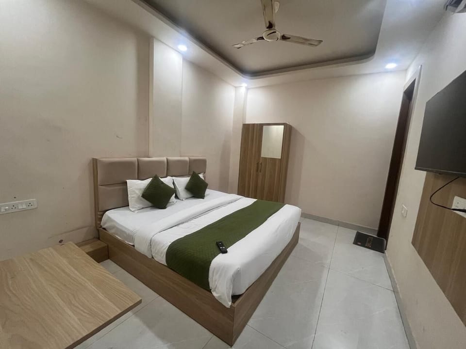 Deluxe Double or Twin Room, City View | Desk, laptop workspace, iron/ironing board, WiFi (free)