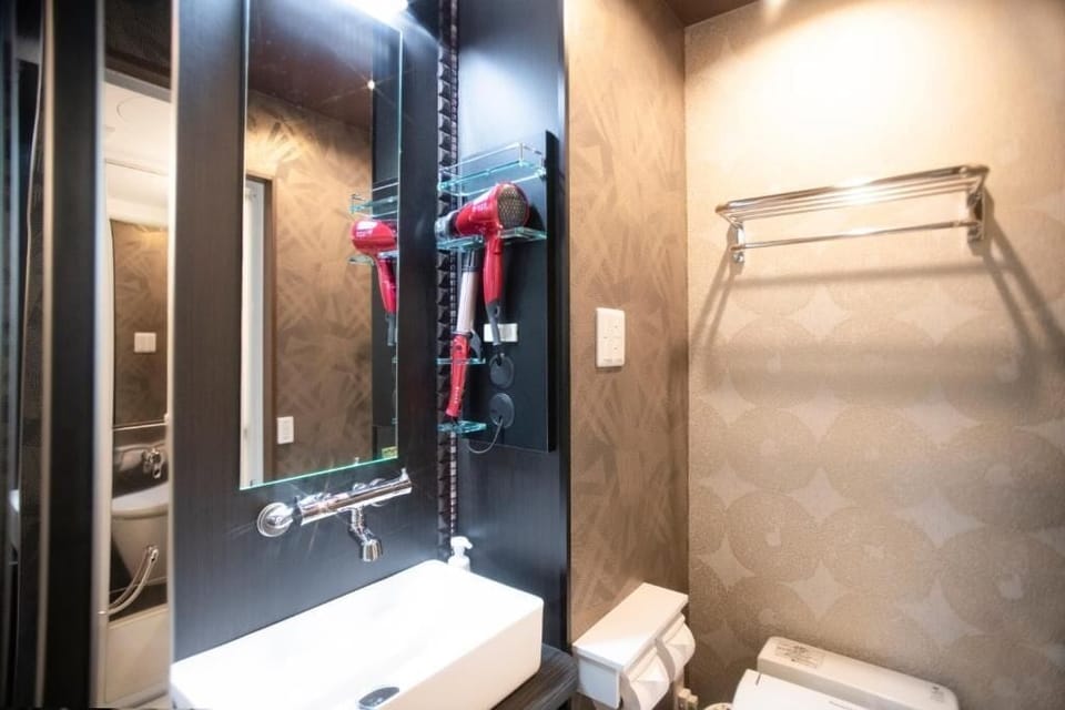 Double Room, 1 Double Bed, Non Smoking, Partial Sea View | Bathroom | Shower, free toiletries, hair dryer, towels
