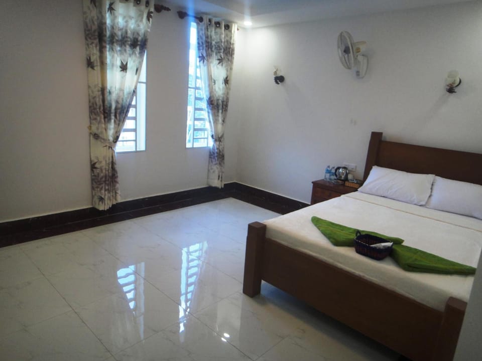 Minibar, desk, WiFi (free)