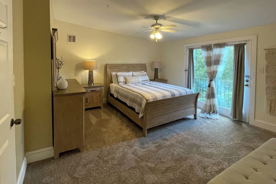Bedroom 1 | Queen Bed