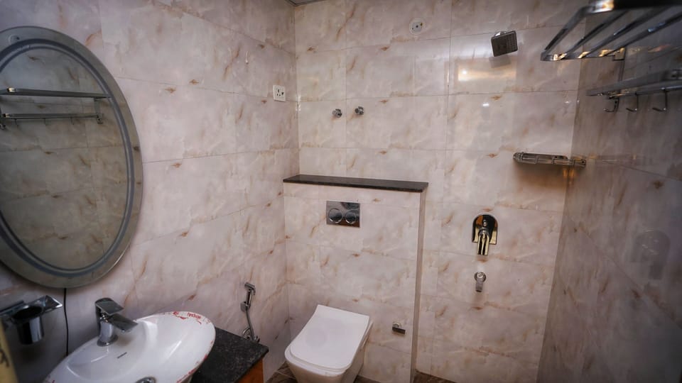 Luxury Shared Dormitory | Bathroom | Shower