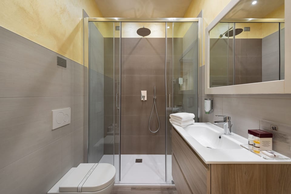 Junior Suite | Bathroom | Shower, free toiletries, hair dryer, bidet