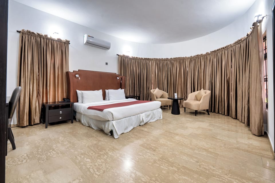 Blackout drapes, free WiFi, bed sheets