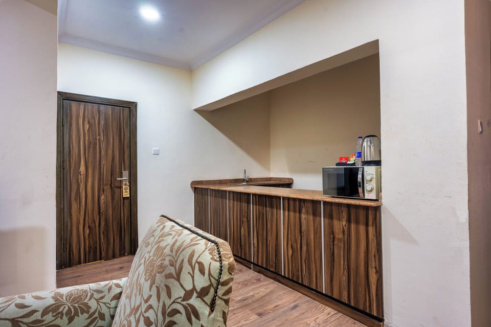 Executive Suite | Private kitchenette | Electric kettle