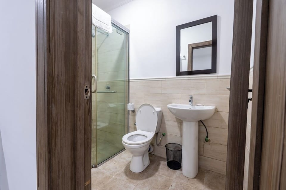 Elite Single Room | Bathroom | Bathtub, free toiletries, towels, soap