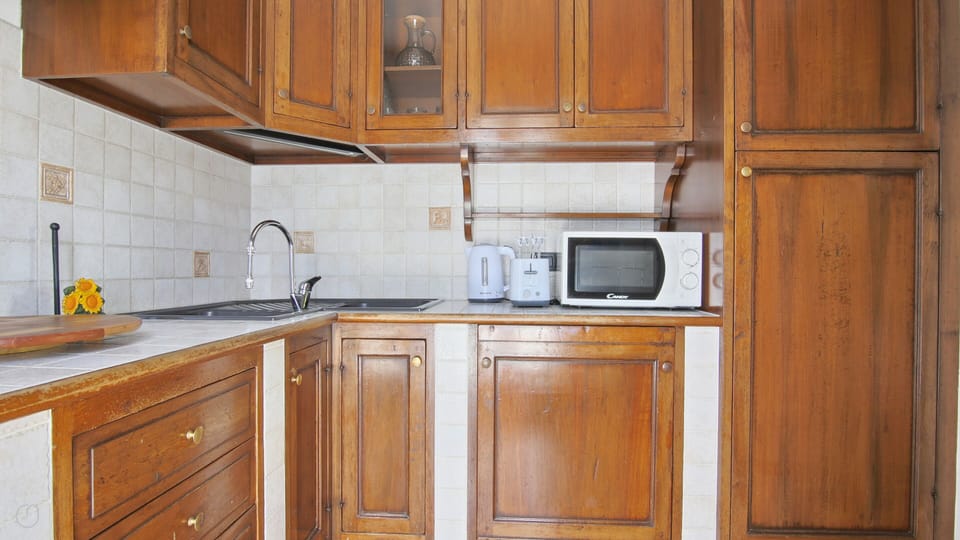 Apartment, 3 Bedrooms, Mountain View | Private kitchen | Espresso maker, coffee/tea maker, electric kettle, highchair