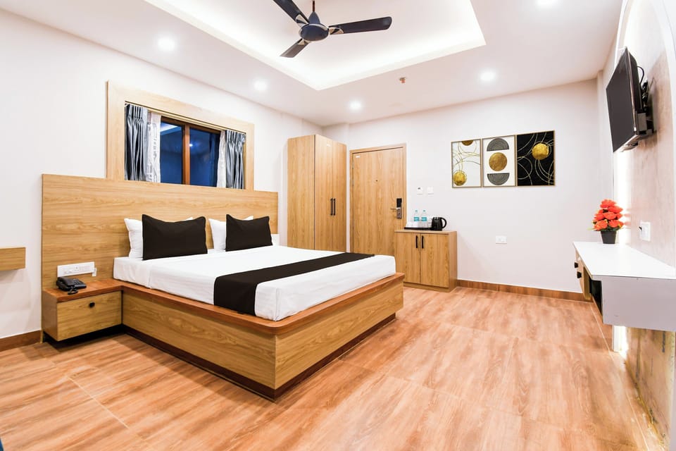 Suite | Desk, WiFi (free), bed sheets