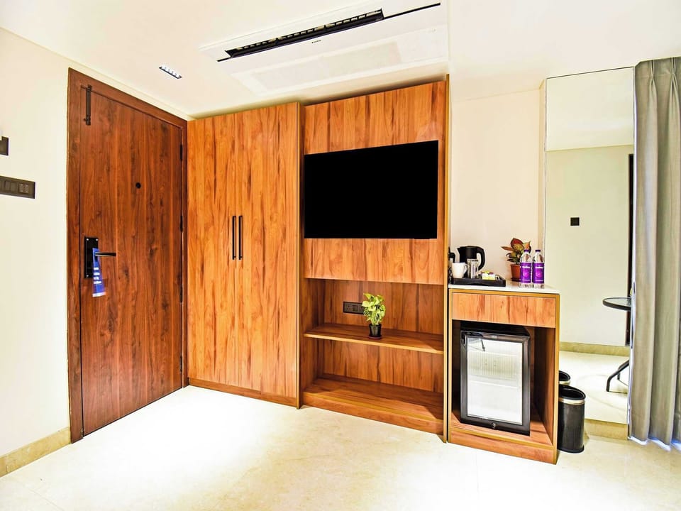Deluxe Room, Pool View | Interior