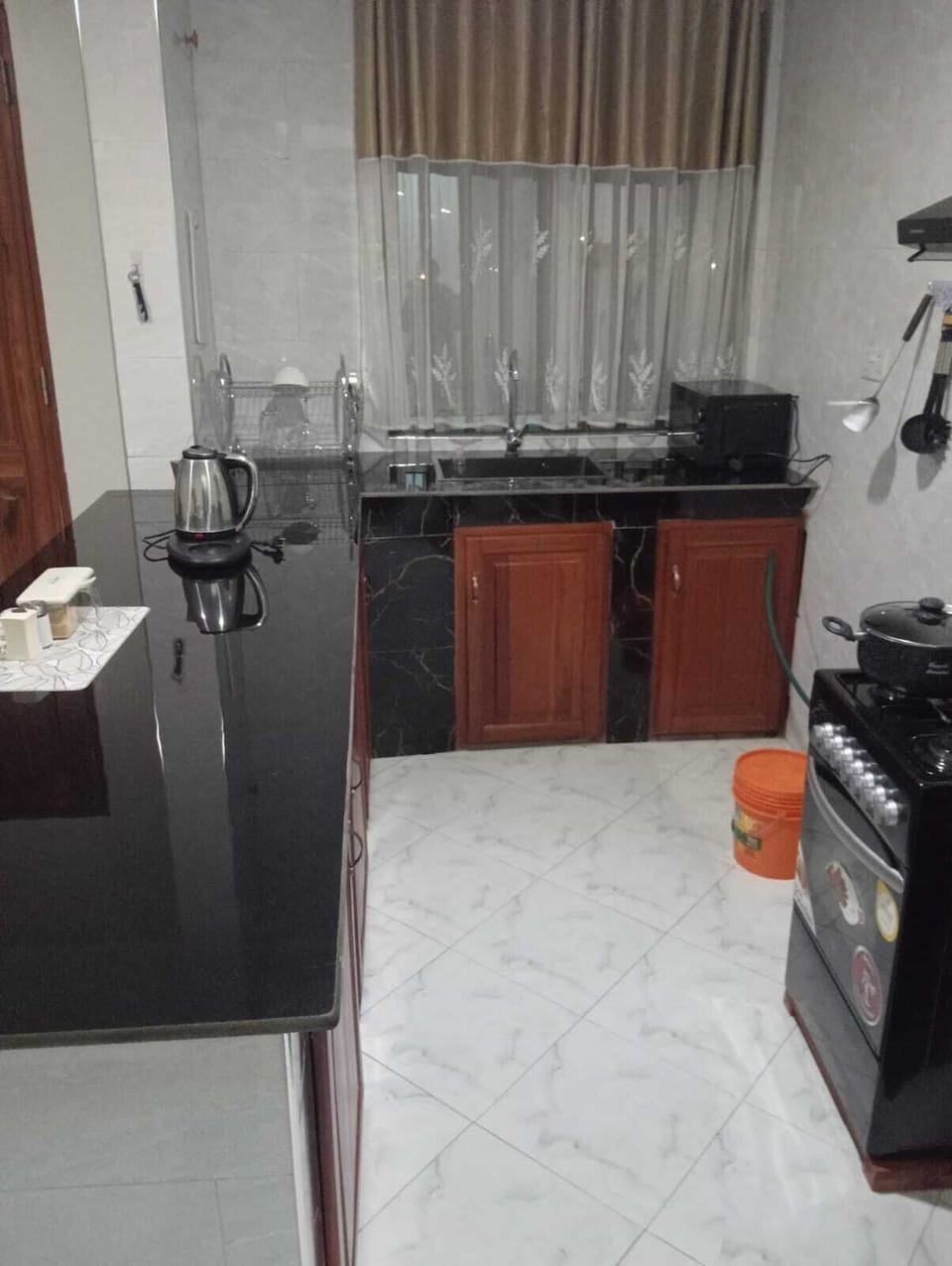 Microwave, oven, dishwasher, cookware/dishes/utensils