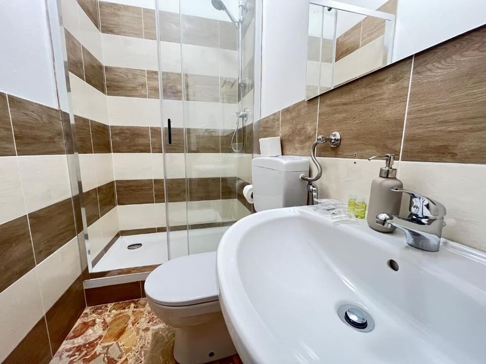 Basic Double Room | Bathroom | Free toiletries, hair dryer, towels, soap