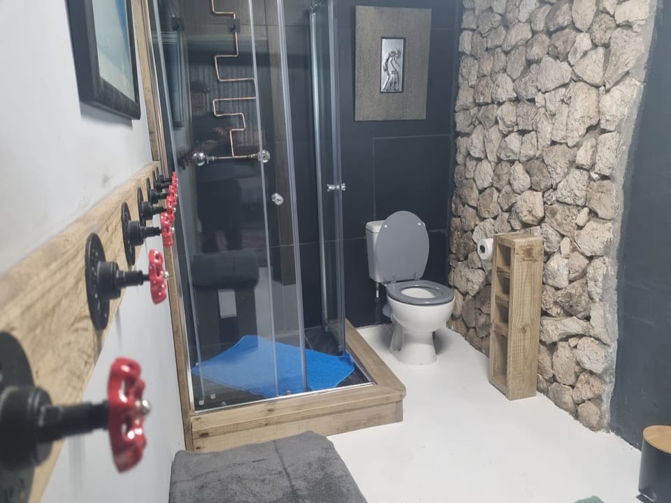 Room, 1 Bedroom, Accessible, Smoking | Bathroom