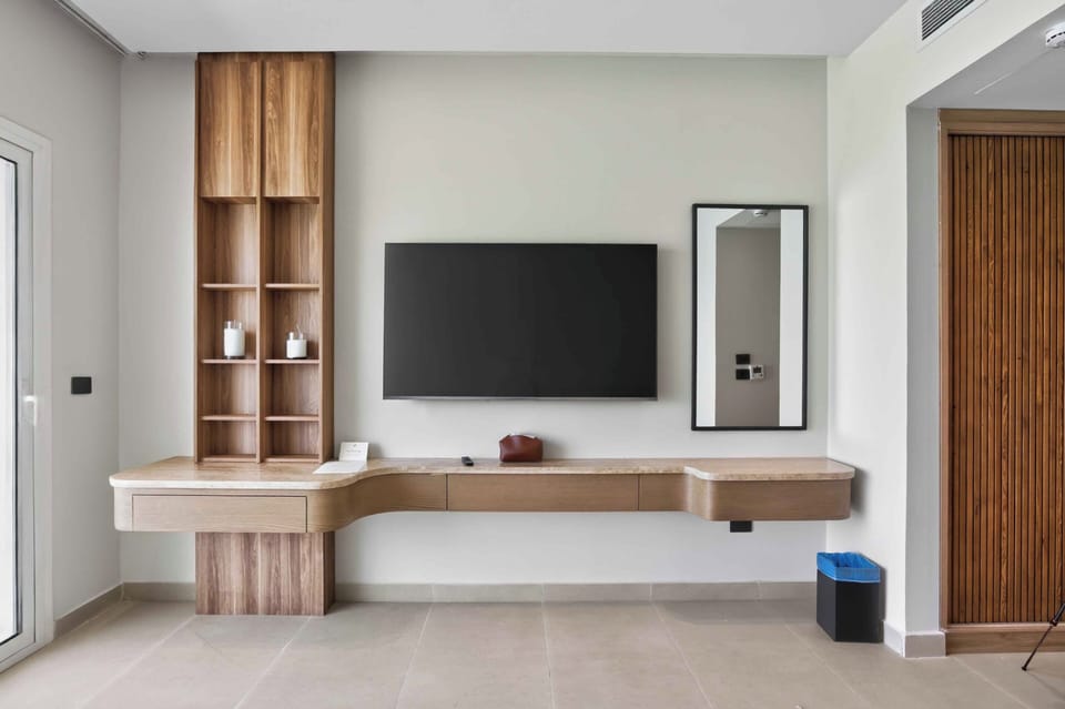 Deluxe Room, 1 King Bed | Living area